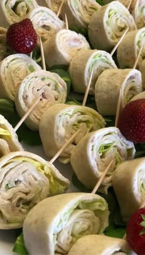 Roulés de tortilla garnis, présentés avec des fraises