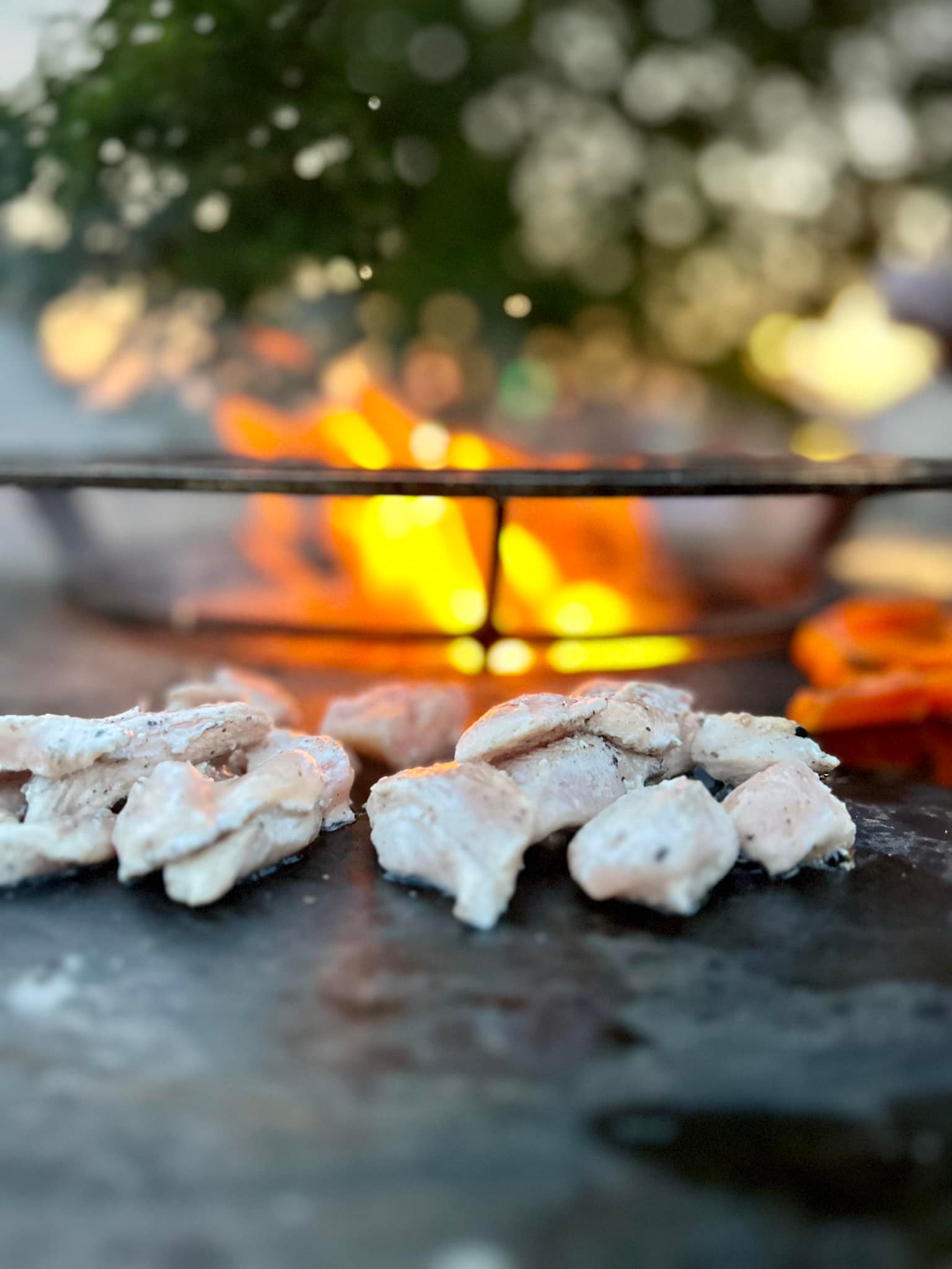 Brochettes de poulet grillées sur brasero, animation culinaire en plein air