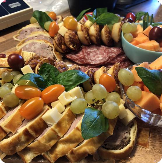 Plateau de charcuterie, fromage, tomates cerises et raisins